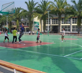 學校籃球場